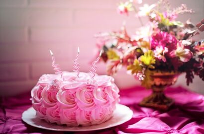 Kto kroi tort weselny dla gości?